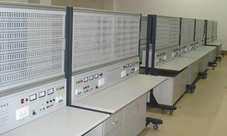 二、设备技术指标 1. 外型:整体尺寸1632mm×1050mm×1638mm; 2. 实训台架的材料:钢板、铝合金结构; 3. 电源(双面具有相同资源): 1)输入:三相AC 380V ±10% 50HZ 三相五线; 2)固定交流输出:三相五线 380V 接插式2组、220V接插式2组。 3)可调直流输出: 0~24V/2A连续可调2组(带有指针电压、指针电流表实时监控电源变化); 4.