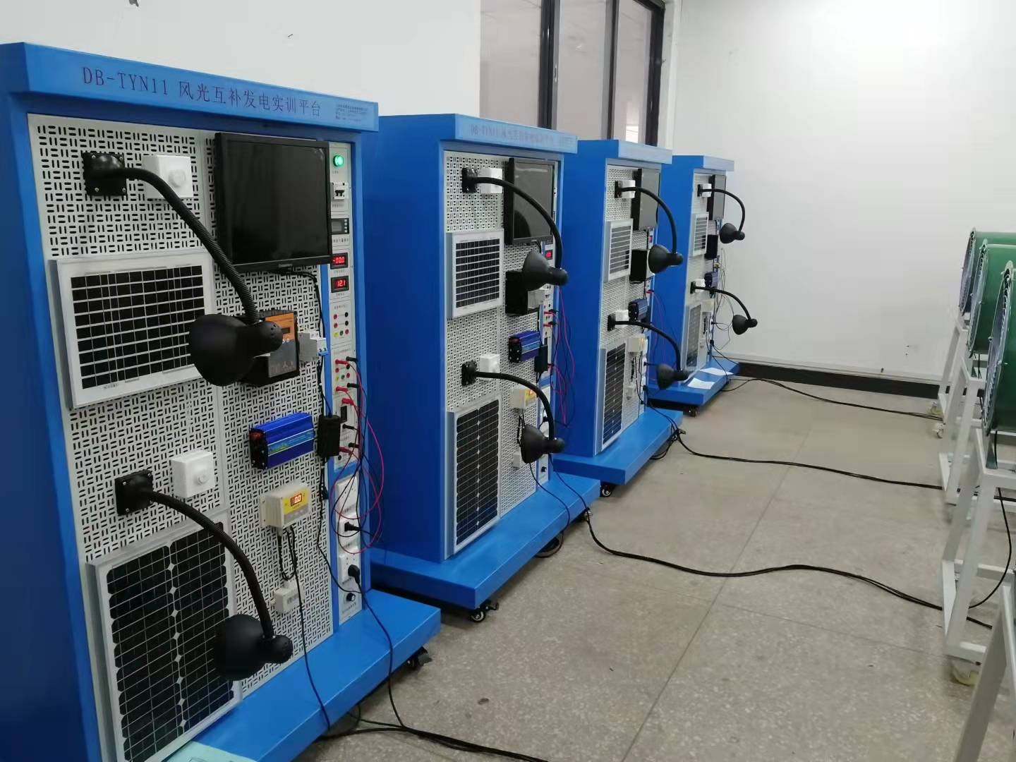 重庆理工大学风光互补发电实训平台