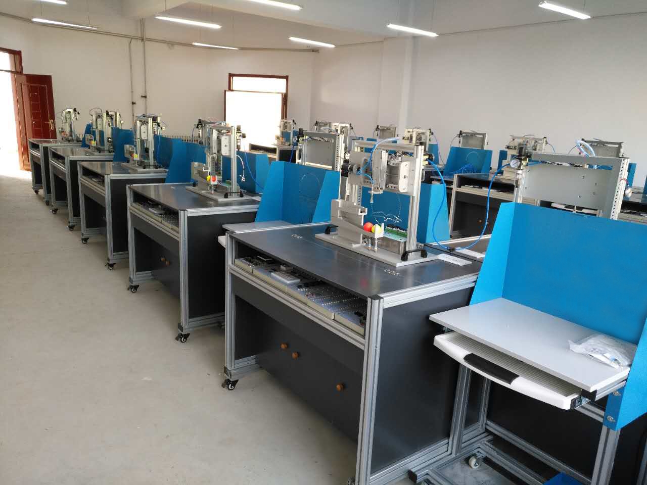 吕梁学院单片机、PLC、传感器实训台(图1)