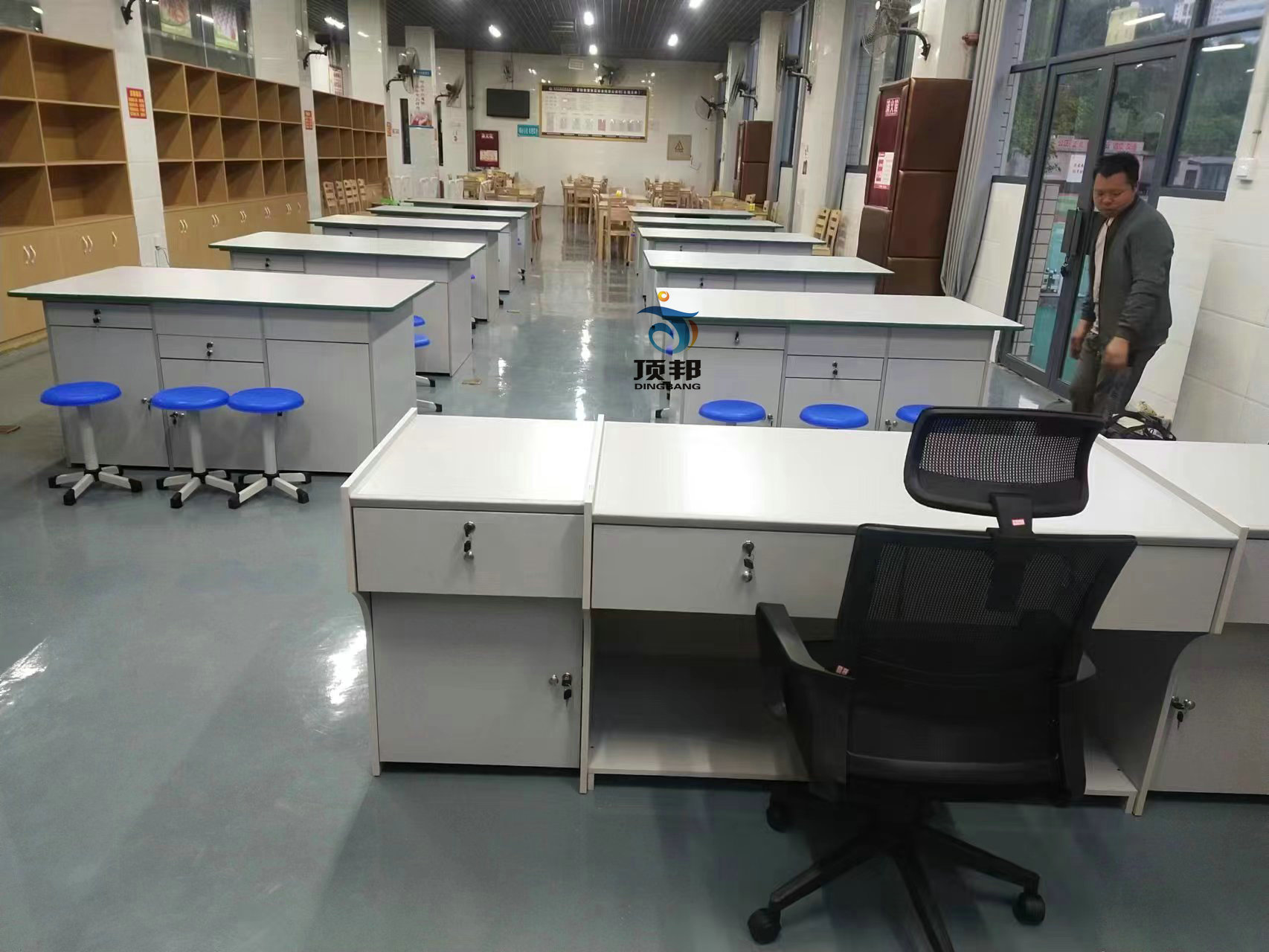 巴中市中坝小学劳技实验室设备(图1)