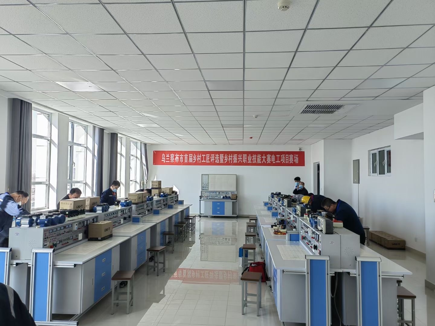 乌兰察布技师学院通用电工电子电拖实验室设备