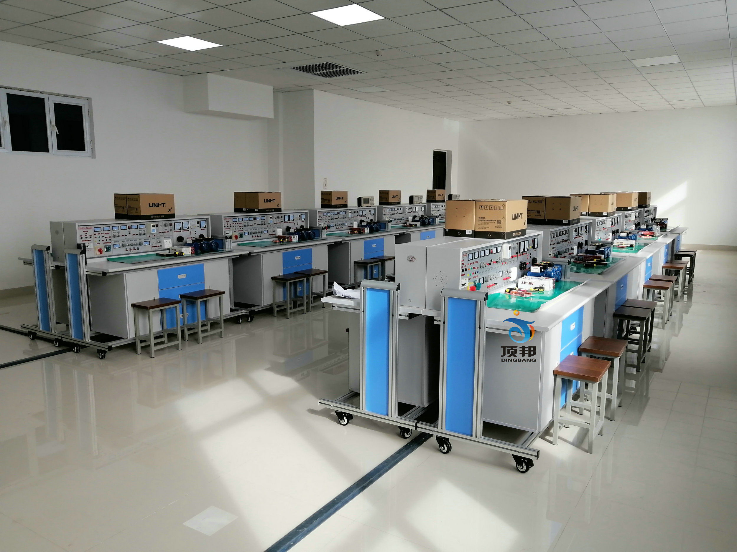 乌兰察布技师学院通用电工电子电拖实验室设备(图2)
