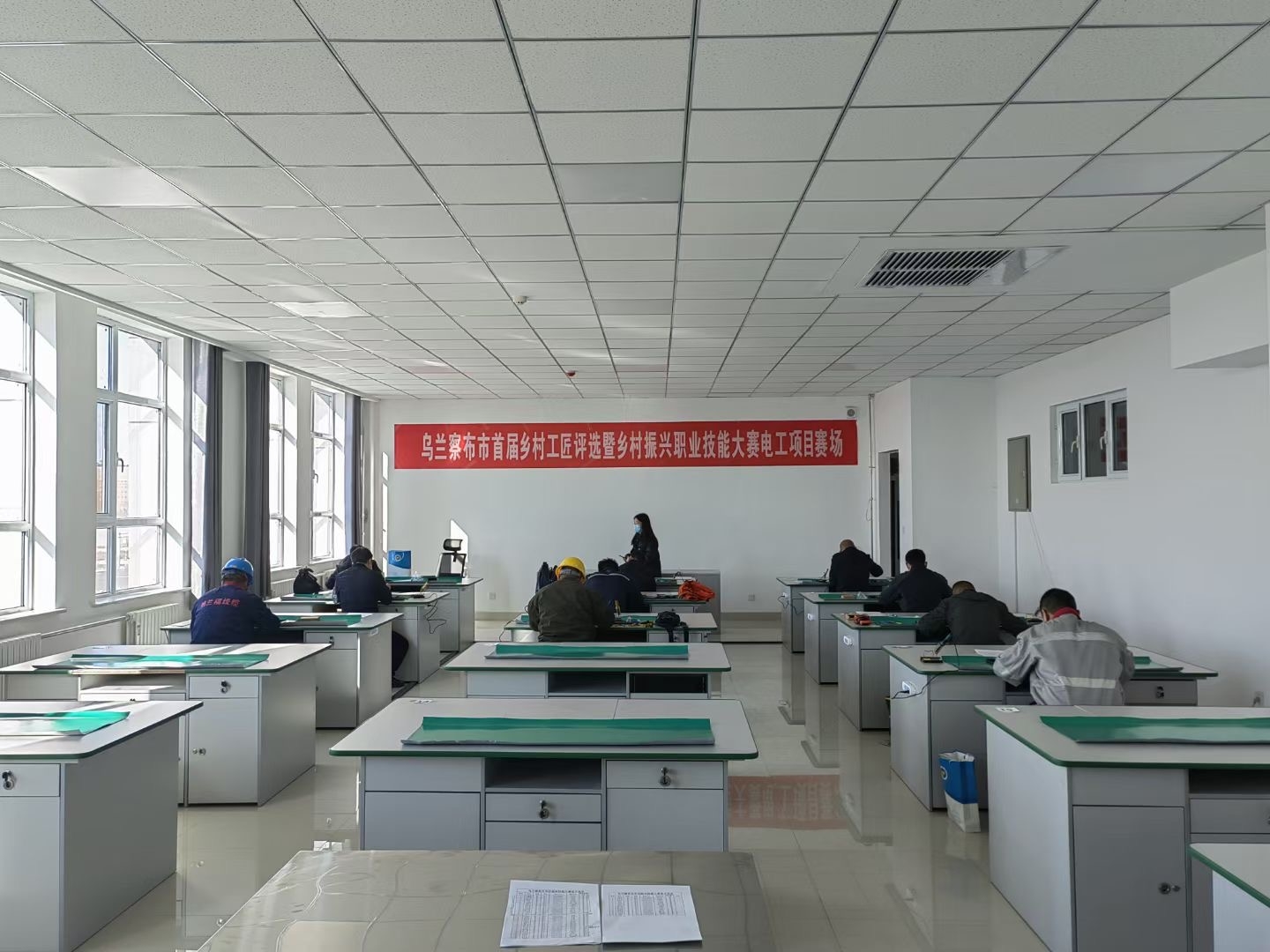 乌兰察布技师学院通用电工电子电拖实验室设备(图4)