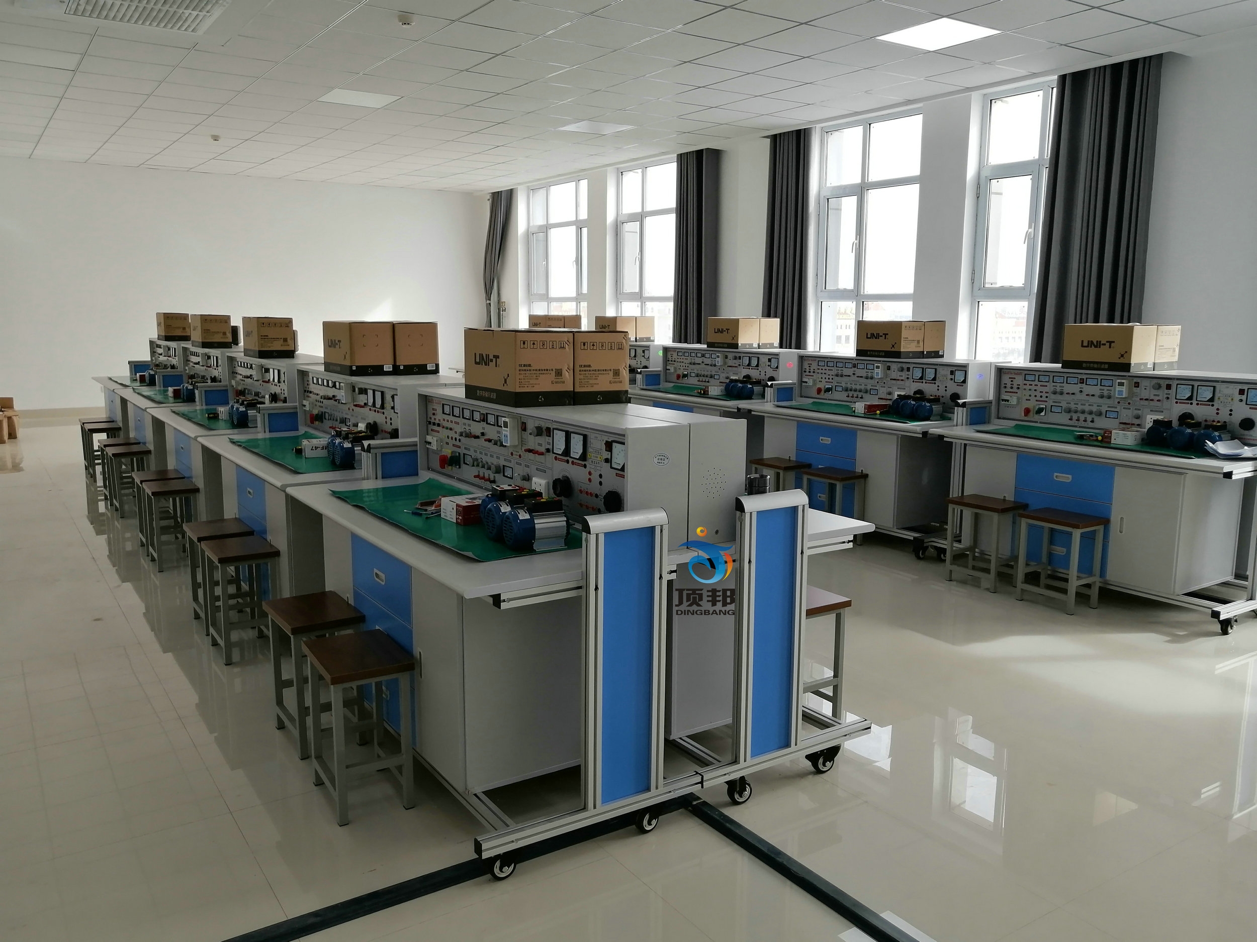 乌兰察布技师学院通用电工电子电拖实验室设备(图3)