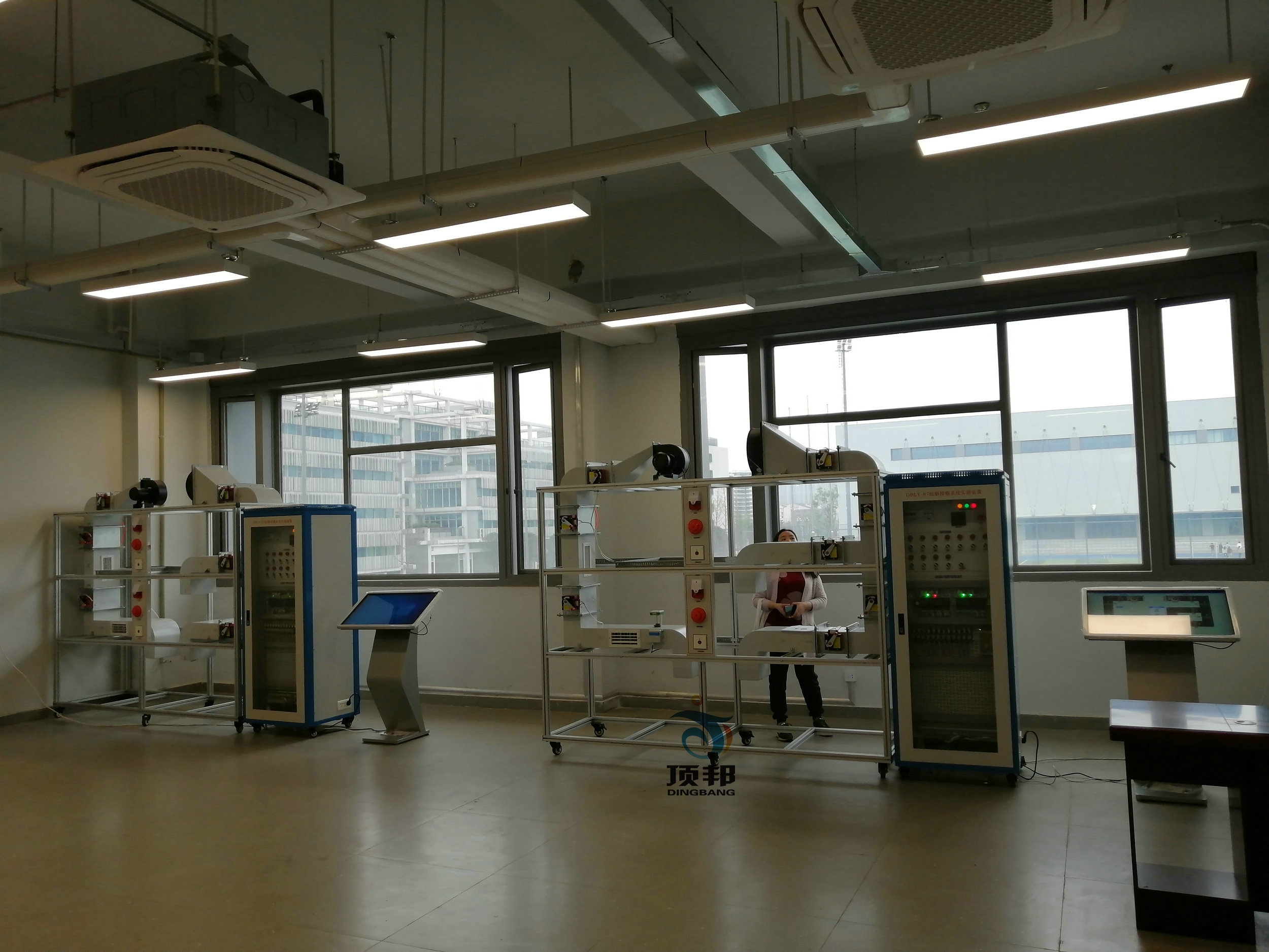 西华大学宜宾校区热工原理、楼宇制冷制热实训室设备(图1)