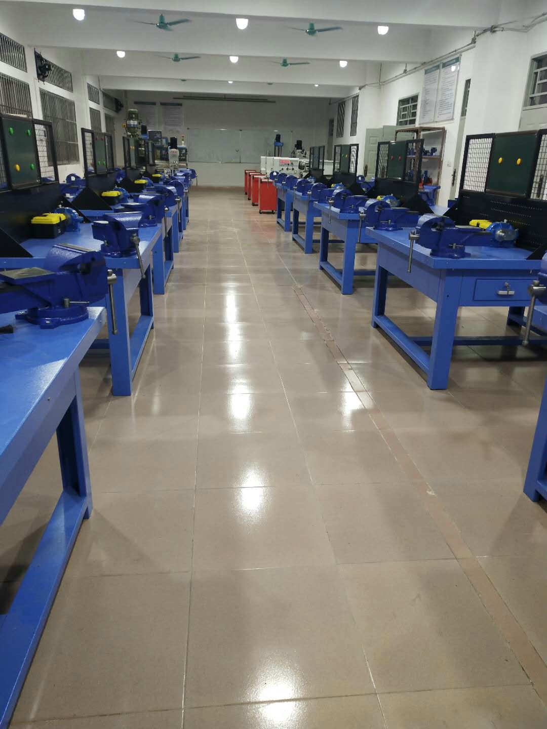 惠州学院钳工工作台(图1)