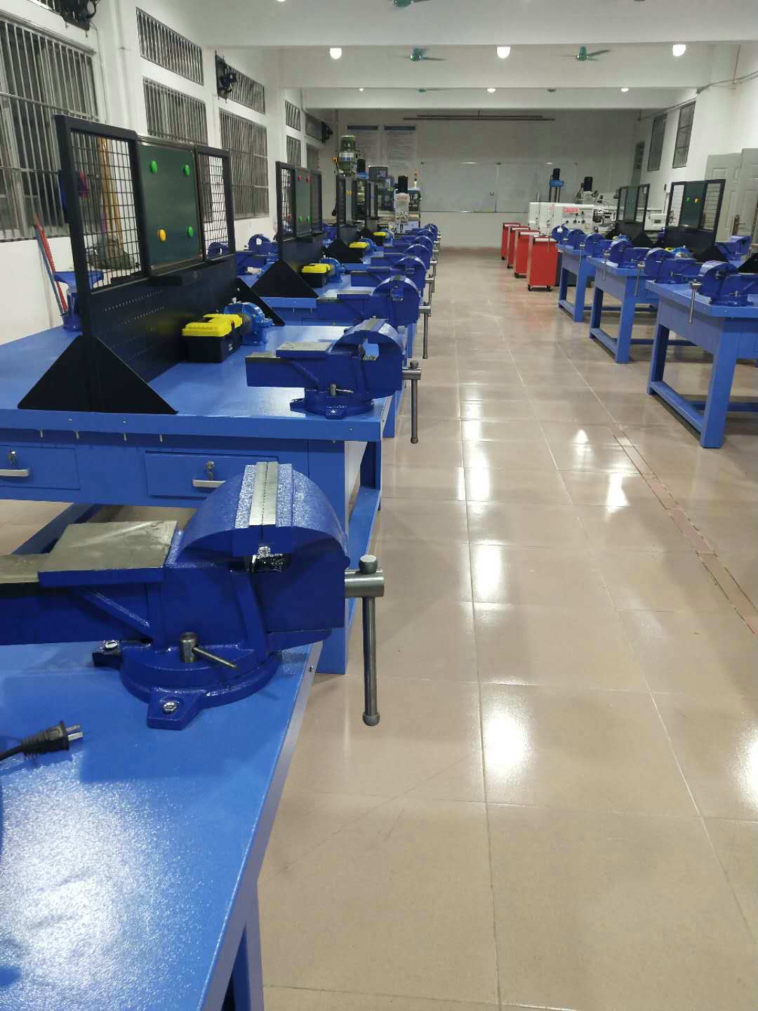 惠州学院钳工工作台(图2)